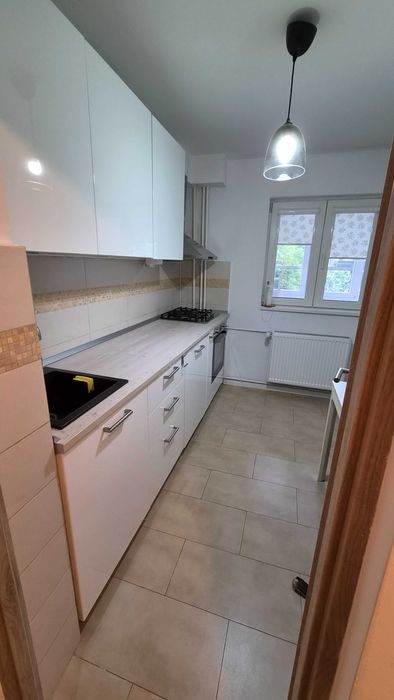 Închiriez apartament 2 camere cu loc de parcare