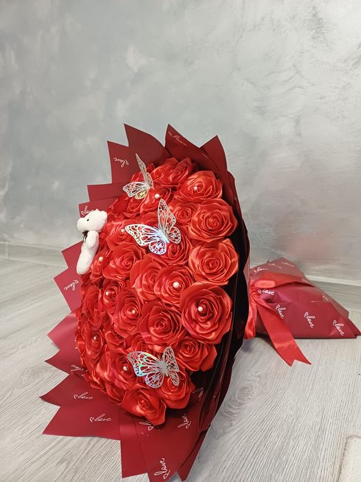 Realizez buchete trandafiri din satin