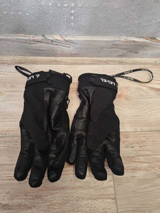 Ски екип: Каски Smith и Tenson, Ръкавици Level Gore-Tex