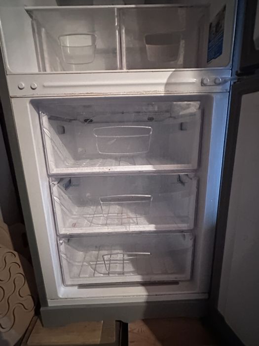Indesit холодильник даухкамерный вместительный