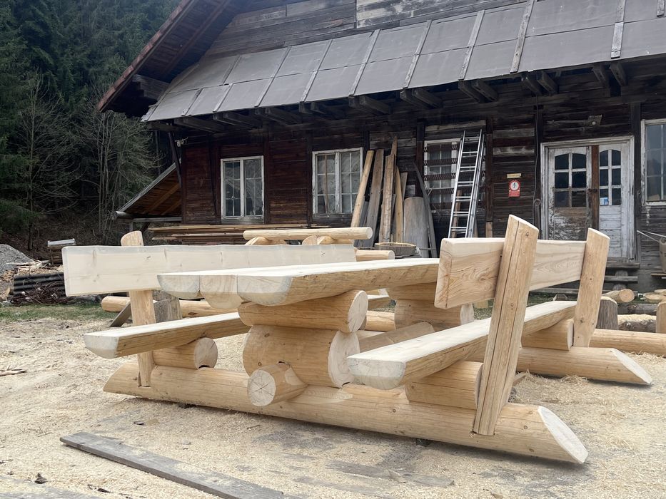 Masa din lemn rotund