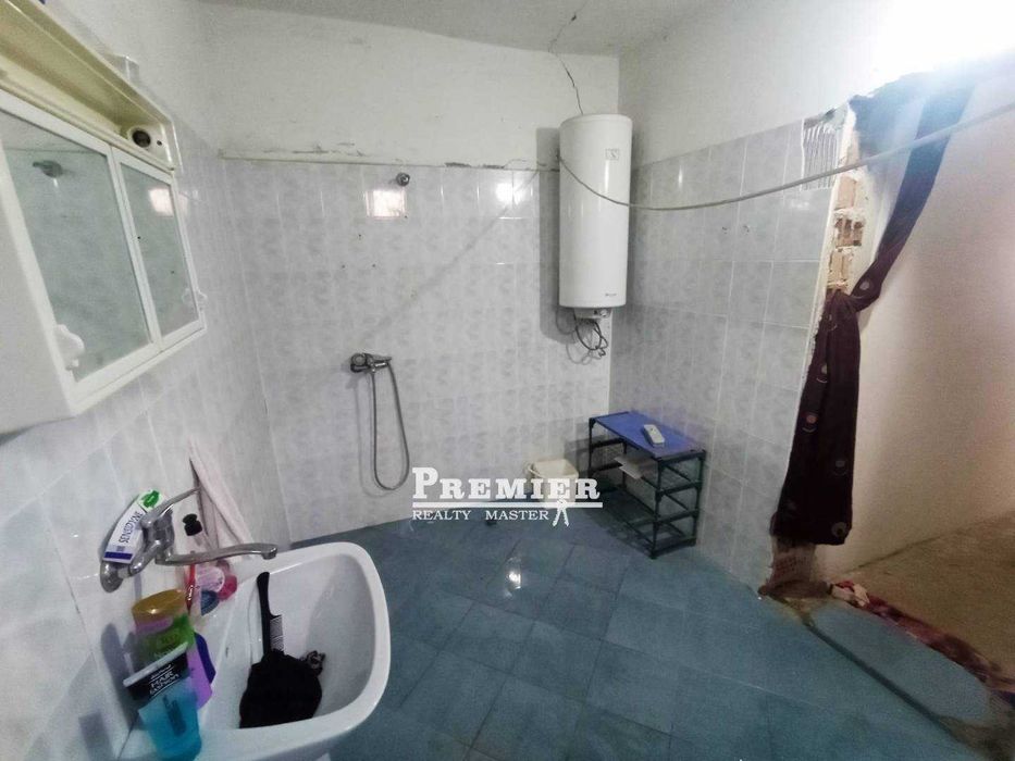 Продаваме триетажна тухлена къща в село Тънково