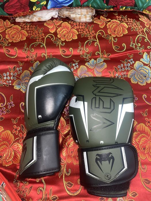 Перчатки для бокса почти новые