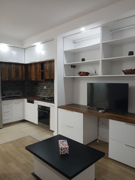 Închiriere apartament cu vedere la piscină  în  Cosmopolis