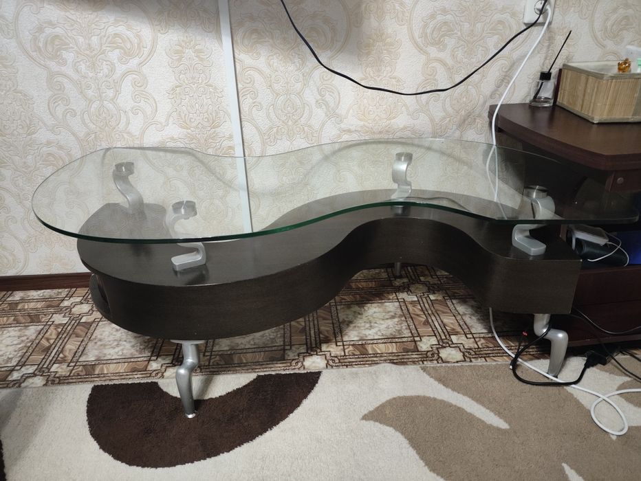 Продам дизайнерский стол в виде S