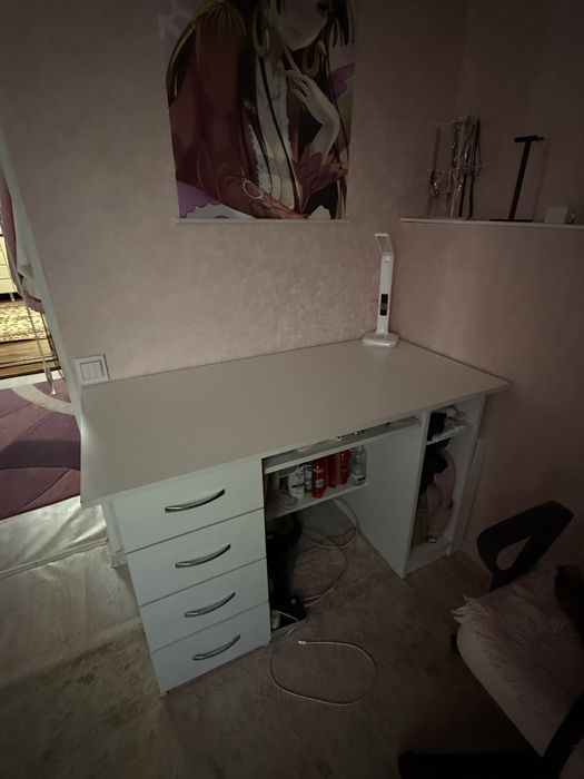 Стол в белом цвете, в идеальном состоянии