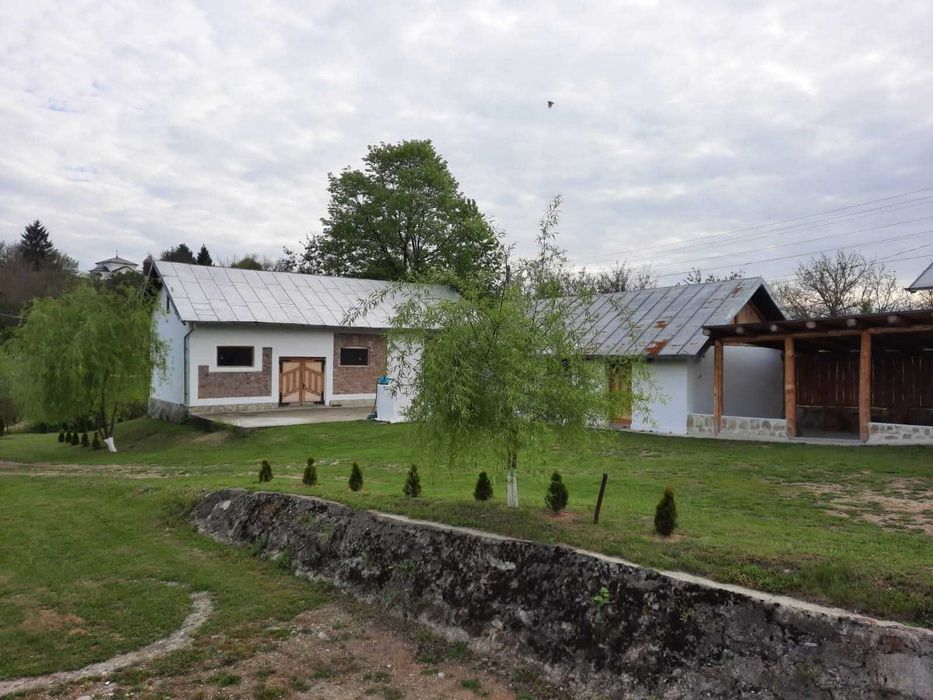 Crama,  scoala de meserii (fierarie, rotarie, tamplarie)