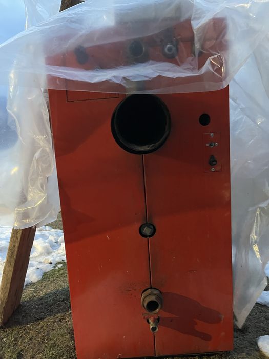 Vând centrală pe lemne