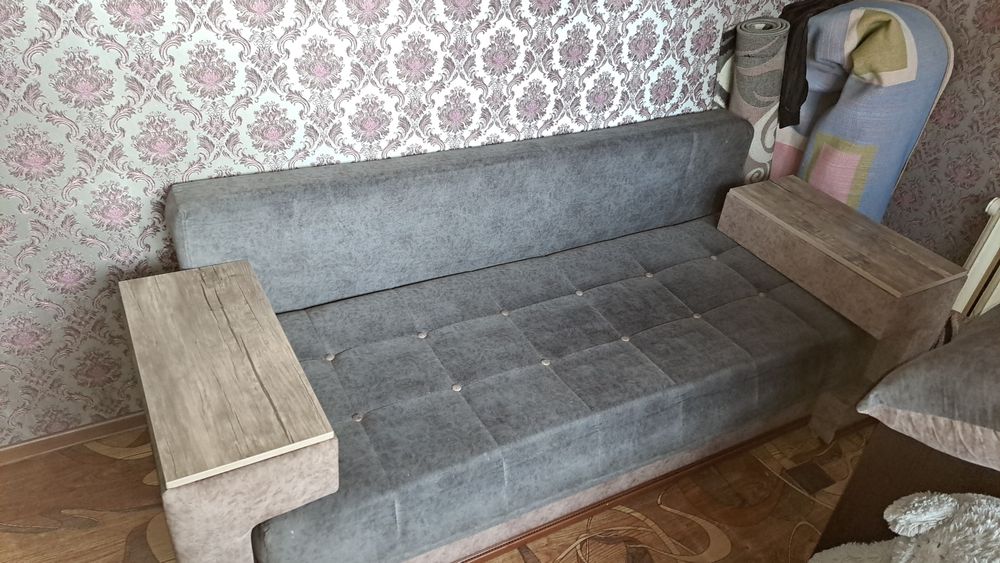 Продаётся два дивана,одно кресло,журнальный столик