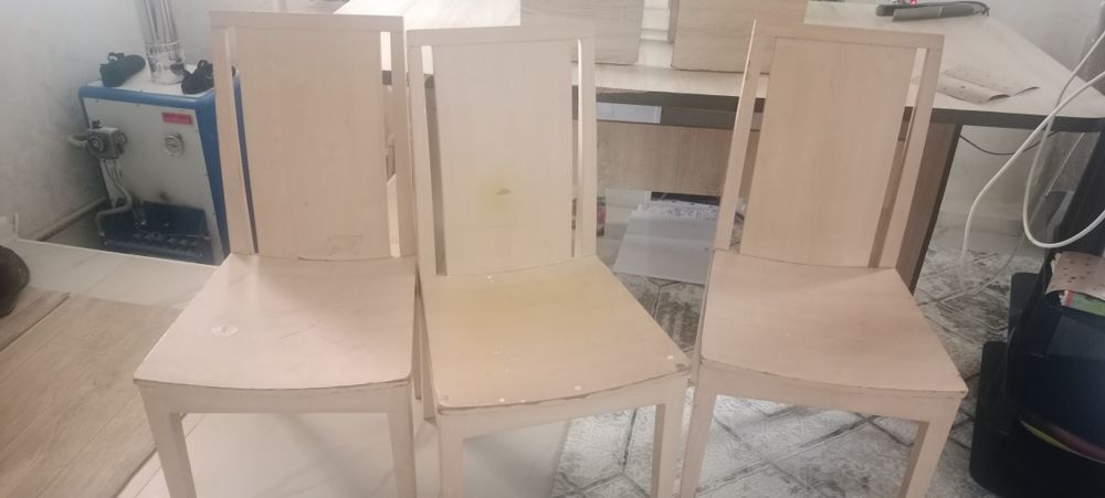 Продаётся б/у диван кресло стол стулья и ковры.