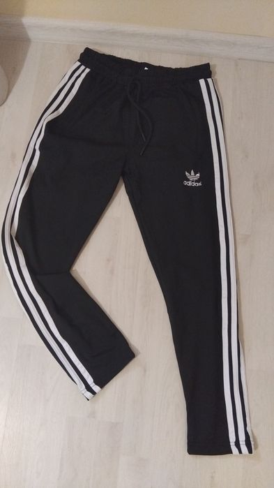 Ieftin!  pantaloni Adidas de trening.
