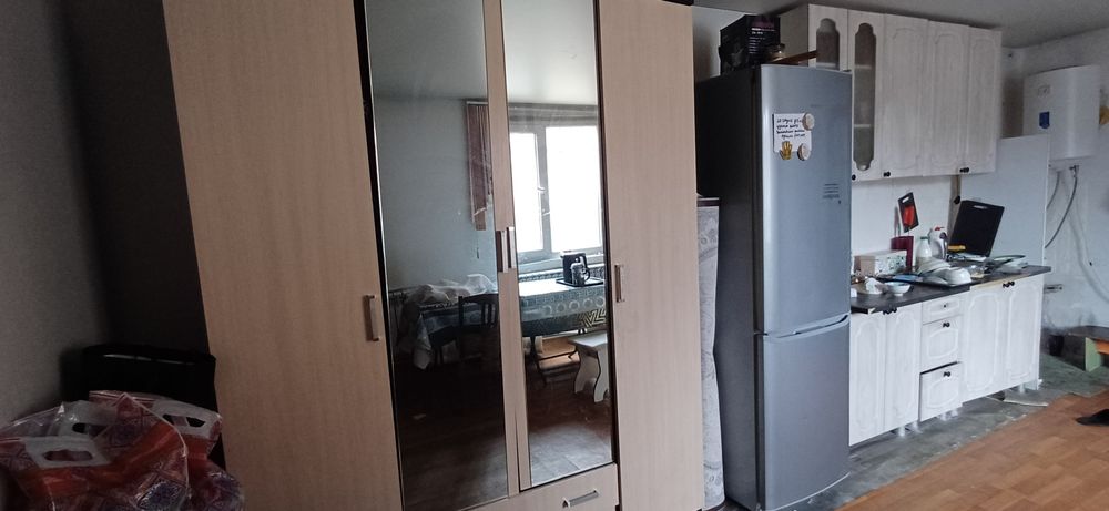 Кухонный гарнитур и шкаф