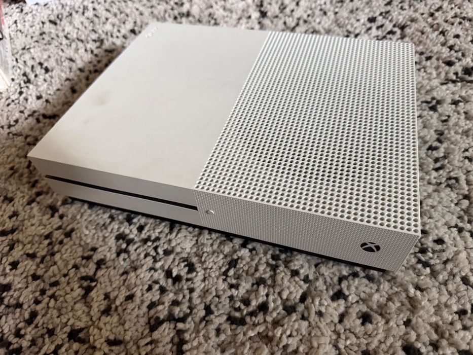 Xbox One S 1TB + Controller