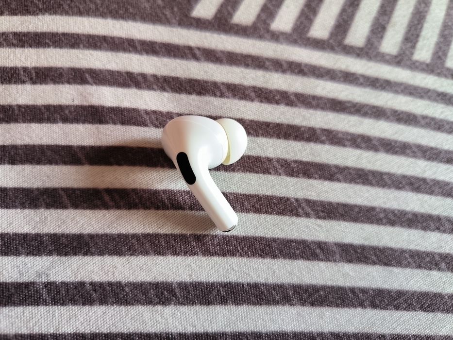 Продам оригинальный правый наушник airpods pro 1
