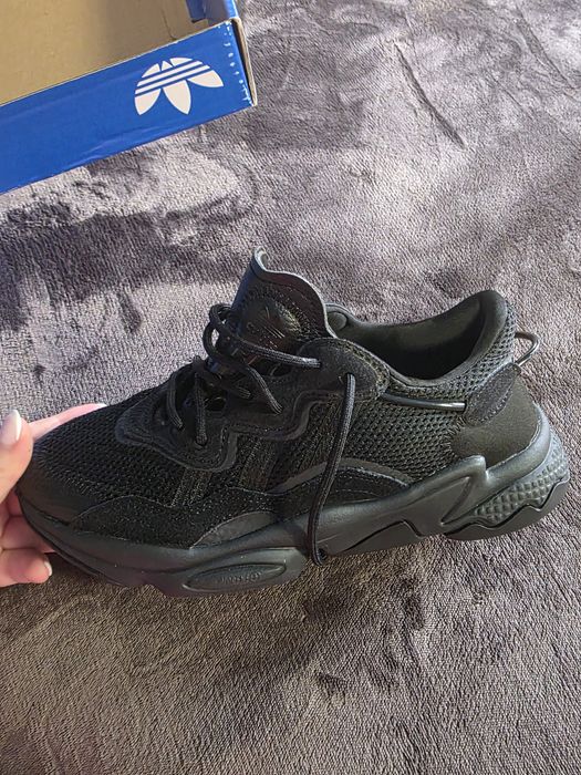 Vand adidasi Adidas si Tommy Jeans