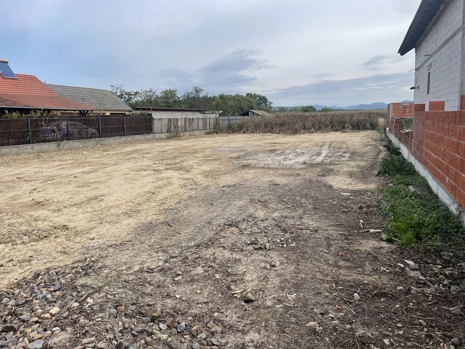 Teren intravilan cu front la 2 strazi. Suprafata de 5500 mp