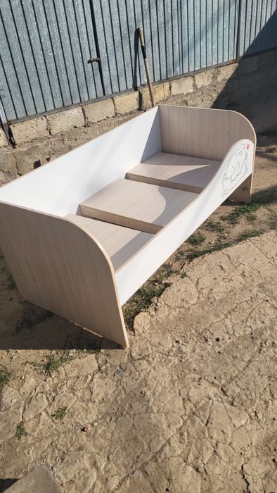 Детский кровать.