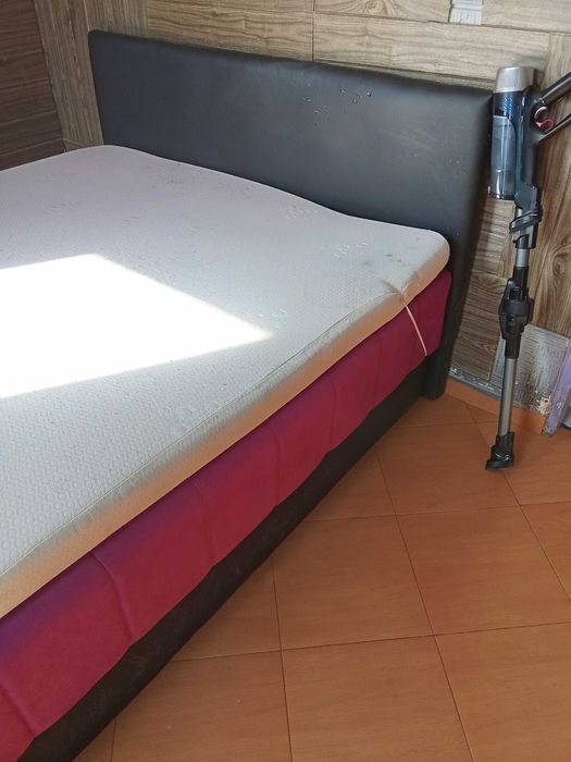 Спалня с матрак и повдигащ механизъм