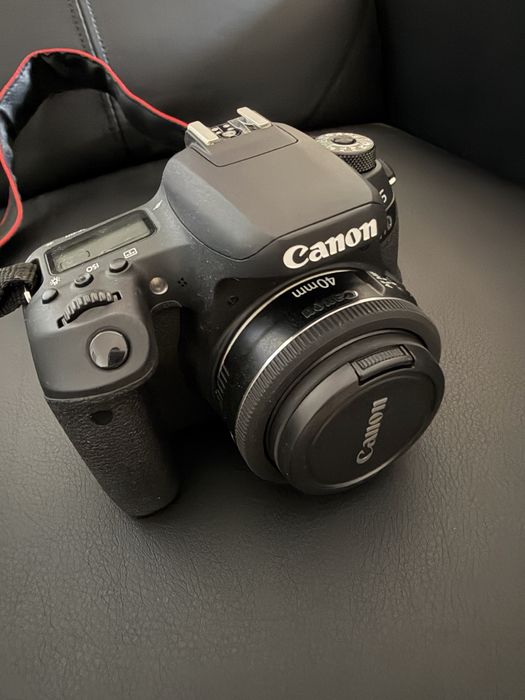 Продавам Canon EOS 77D + 4 обектива + светкавица + подарък фото раница Hama