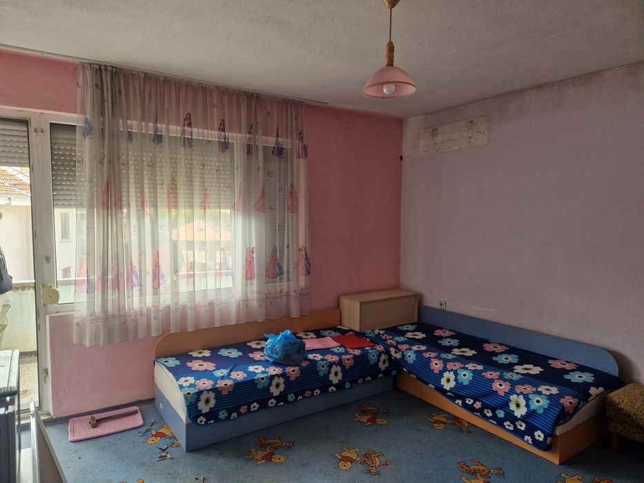 Продавам четистаен етаж от къща !