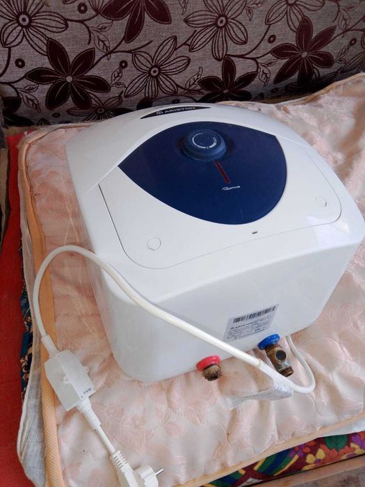 Продаётся-водонагреватель-Аристон в отличном-рабочем-состоянии;