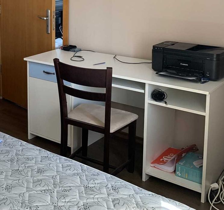 Продавам бюро, подходящо за деца и за офиса, в добро състояние