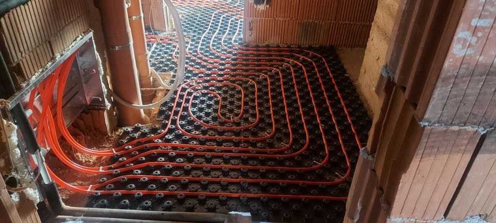 Полагане на подово отопление и циментова замазка.