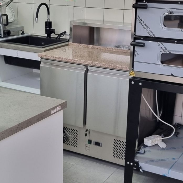 Masa Rece din Inox cu blat de lucru granit, preparare pizza cu 2 usi si 5 cuve, 90x70x110cm