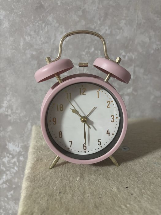 Часы-будильник, средней громкости