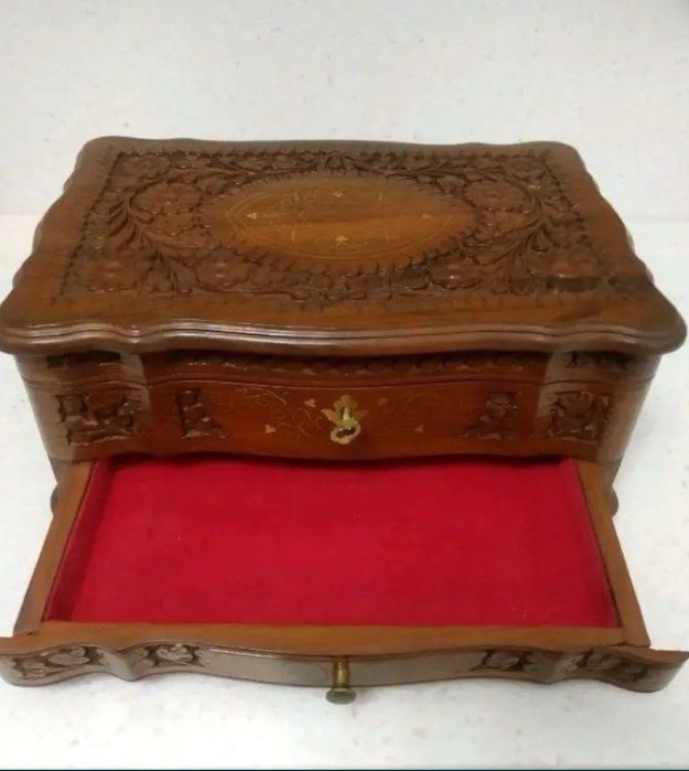 Винтажная шкатулка для украшений..