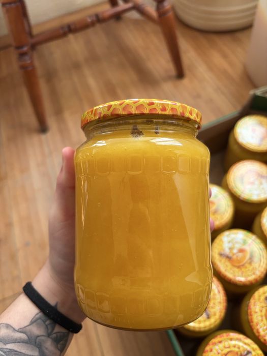 vând miere de salcâm