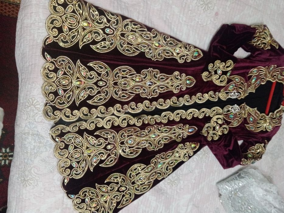 Zar xalat va toʻr dastroʻmoli bilan