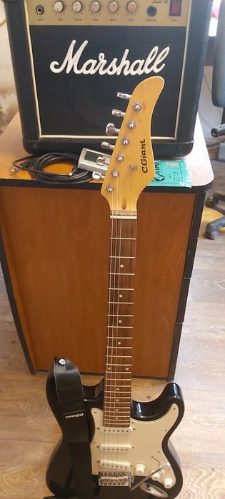 Vând chitara electrica nouă  C. Giant și amplificator
