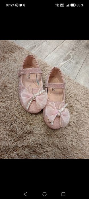 Pantofii roz pentru fetițe