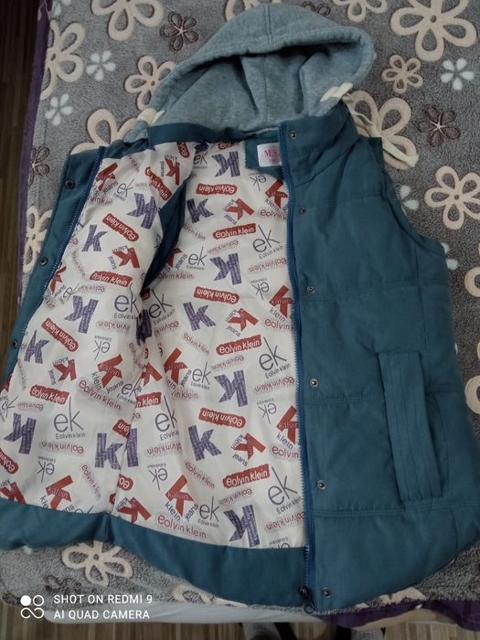 Дамски елек с качулка