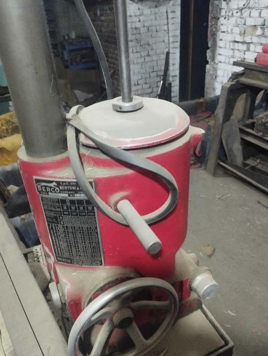 Вертикално разстъргваща машина