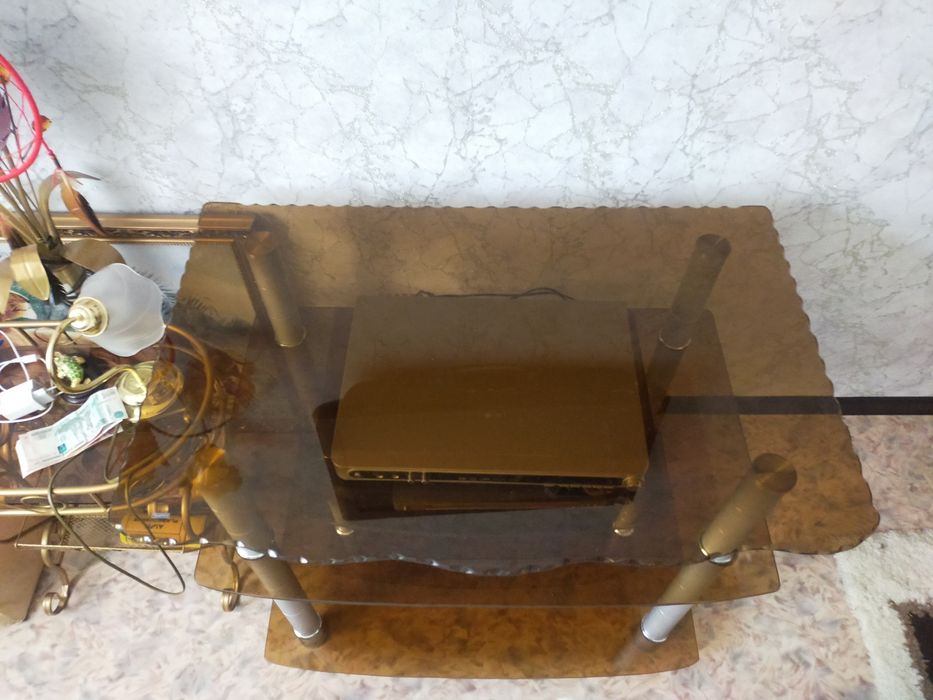 Стеклянный стол под телевизор