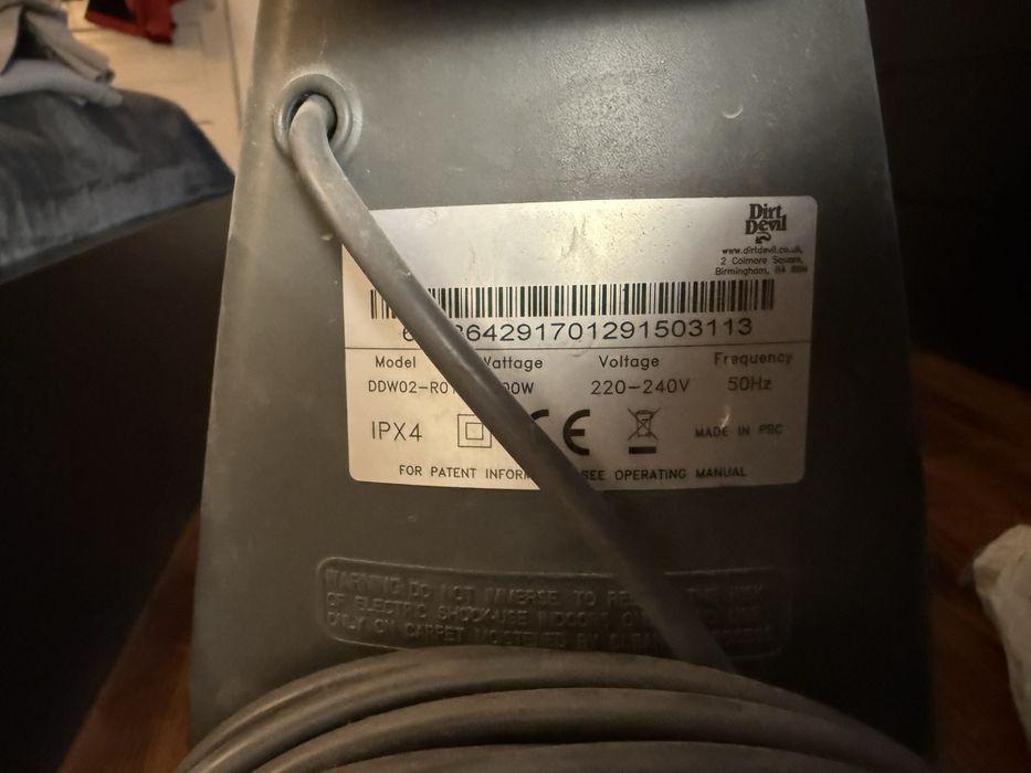 Aspirator cu spălare Dirt Devil – complet, funcțional