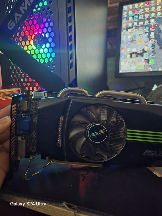Vând placa video Nvidia Gts 450 de  un 1 gb