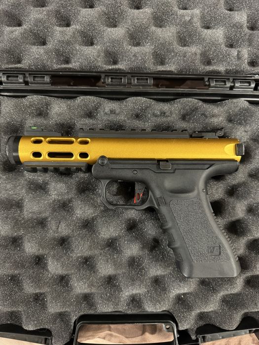 Продавам  airsoft риплика WE galaxy gold с +2 пълнителя