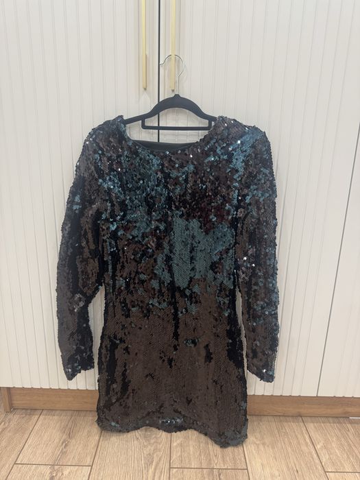Платье . В пайетках . От Zara
