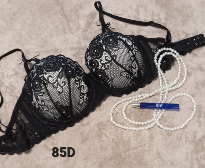 Сутиени цени и размери са написани върху всяка снимка