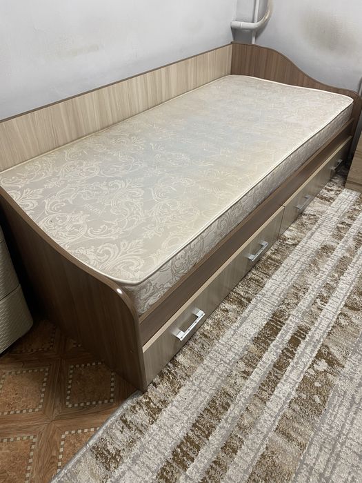 Кровать с матрасом