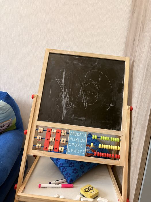 столик и доска для рисования