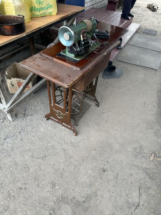 Продам советскую швейную машину