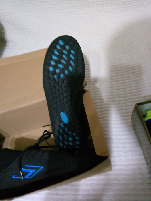 Продам кроссовки