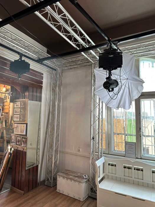 SCHELA PENTRU EXPOZITII,EVENIMENTE,STUDIO FOTO cu bare pentru pantografe,2 pantografe incluse,findaluri si suport