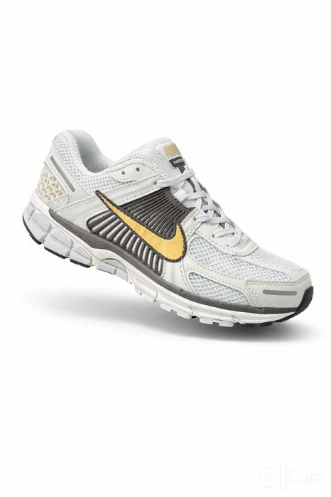 Кроссовки Nike Zoom Vomero 5, размеры от 40 до 45.
