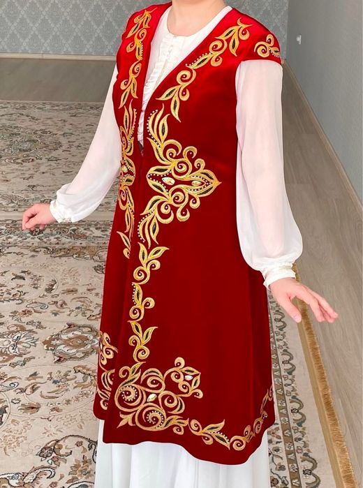 Камзол қызыл түсте