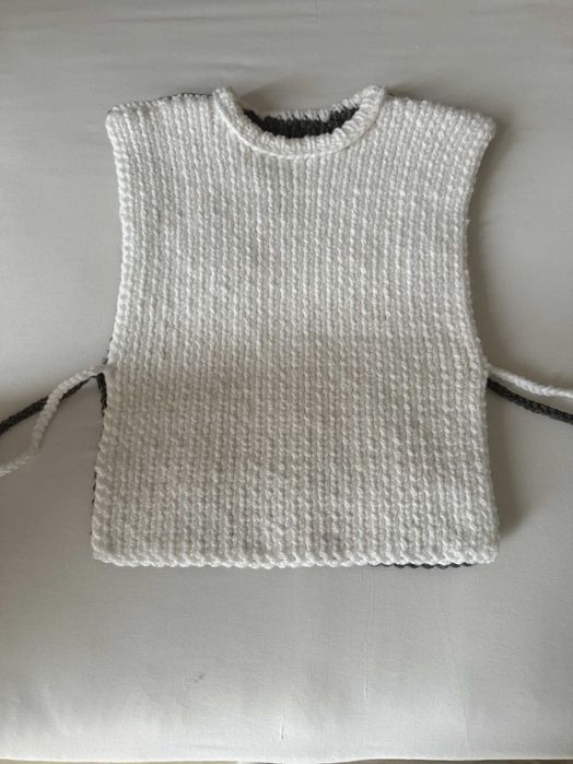 Vesta tricotata in doua culori